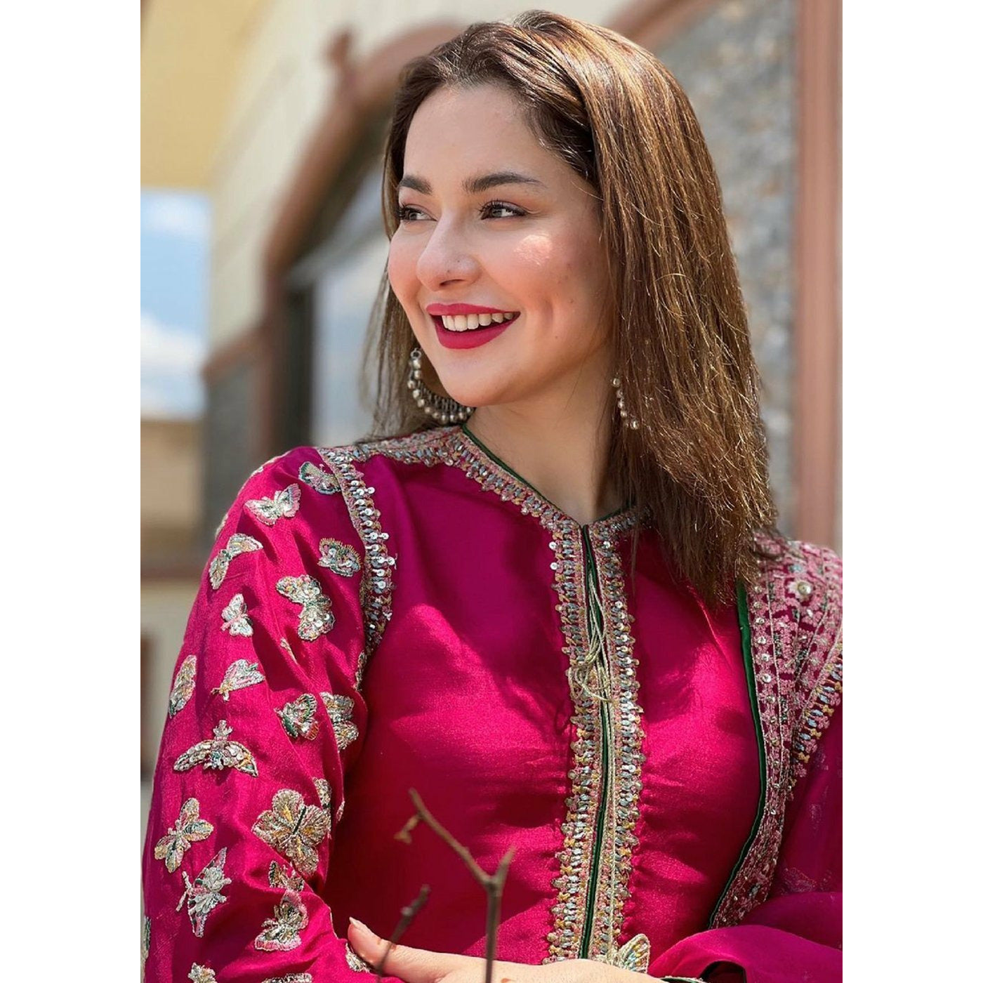 hania amir silk dress Hania amir viral look from mzht 15 beautiful shades . Fabric Details Top & Bottoms: Silk Dupatta: Organza Detailing: Swarovski-type lacing Size & Availability Sizes: S, M, L,